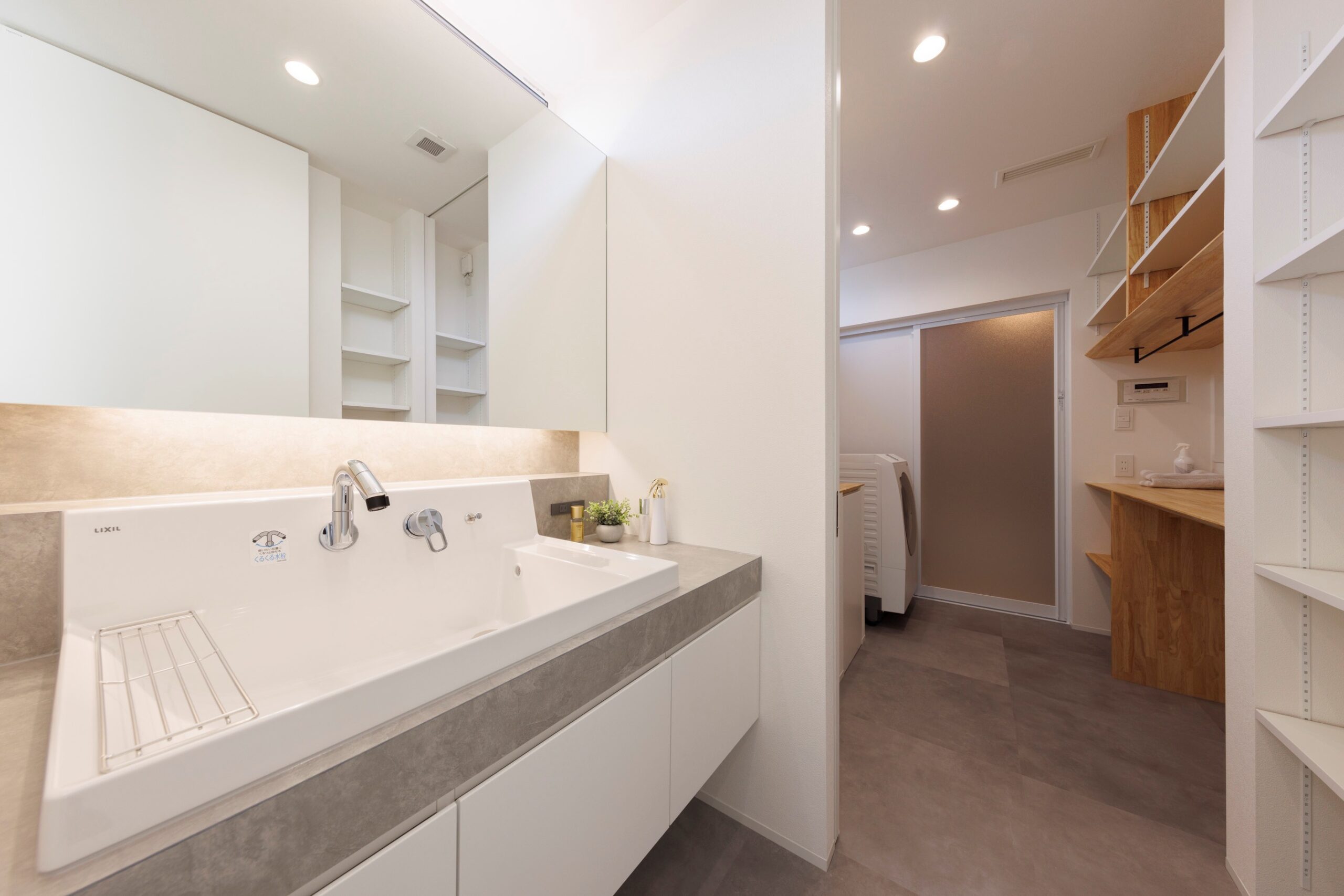 岩手県盛岡市のオーナー様。全館空調なら冬の洗面・脱衣所も暖かく、洗濯物も乾きやすい。