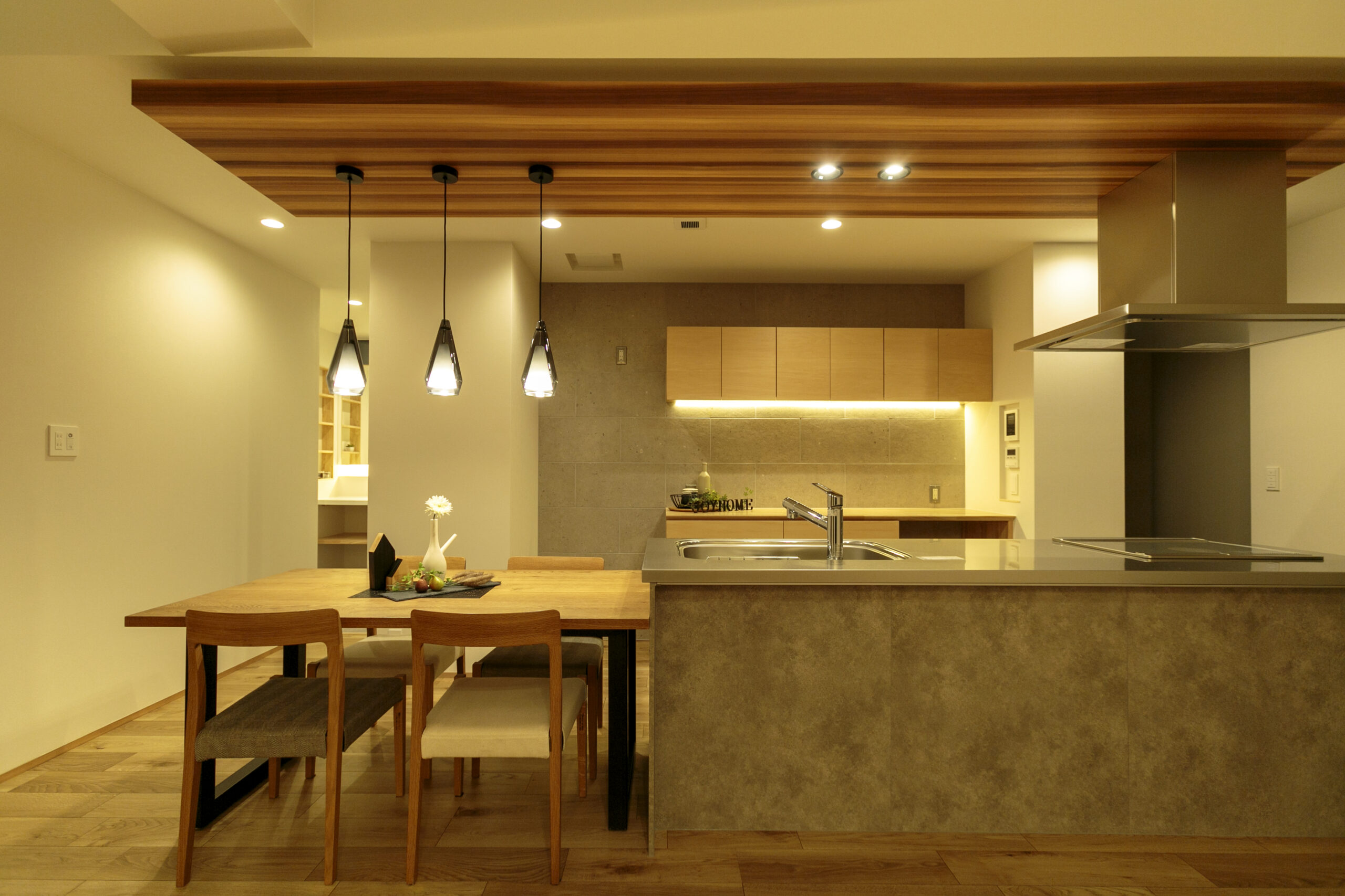 モダンな空間にも温かみを忘れない。照明計画も重要な設計ポイント。盛岡市デザイナーズハウス長場由紀一級建築士の施工事例。