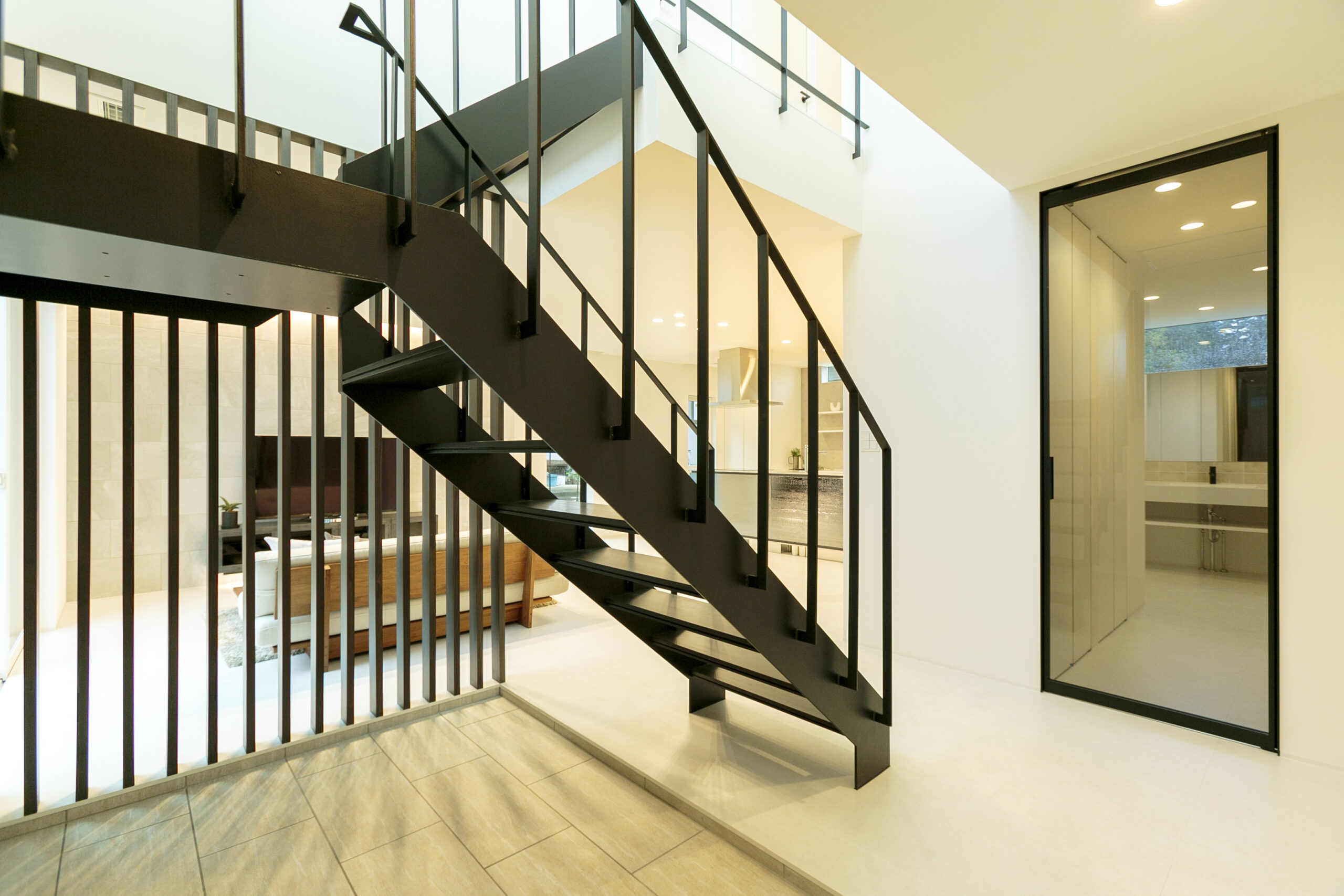 玄関から収納、ランドリールームへの動線にこだわった施工事例。花巻市デザイナーズハウス植田一級建築士の設計。