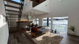 滝沢市柳沢の施工事例。25帖のリビングでゆとりのある空間に。FIX窓からは絵画のような雪景色が楽しめます。