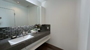 滝沢市柳沢の施工事例。造作の洗面台で広々と、お手入れしやすく。