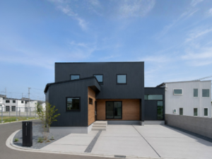 矢巾町の建築例。木目のサイディングがポイント。