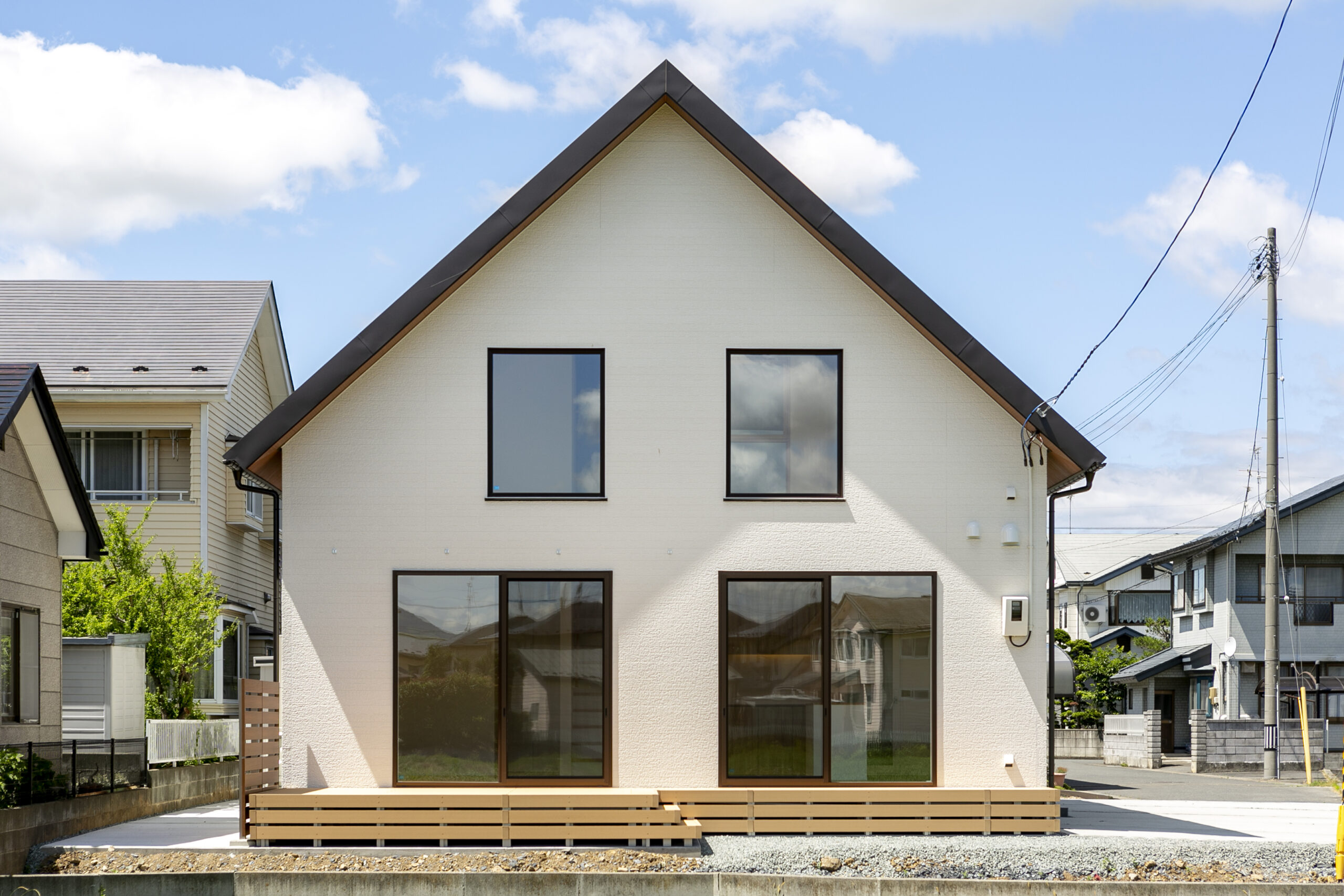 ジョイホームの施工事例。三角屋根が特徴的。