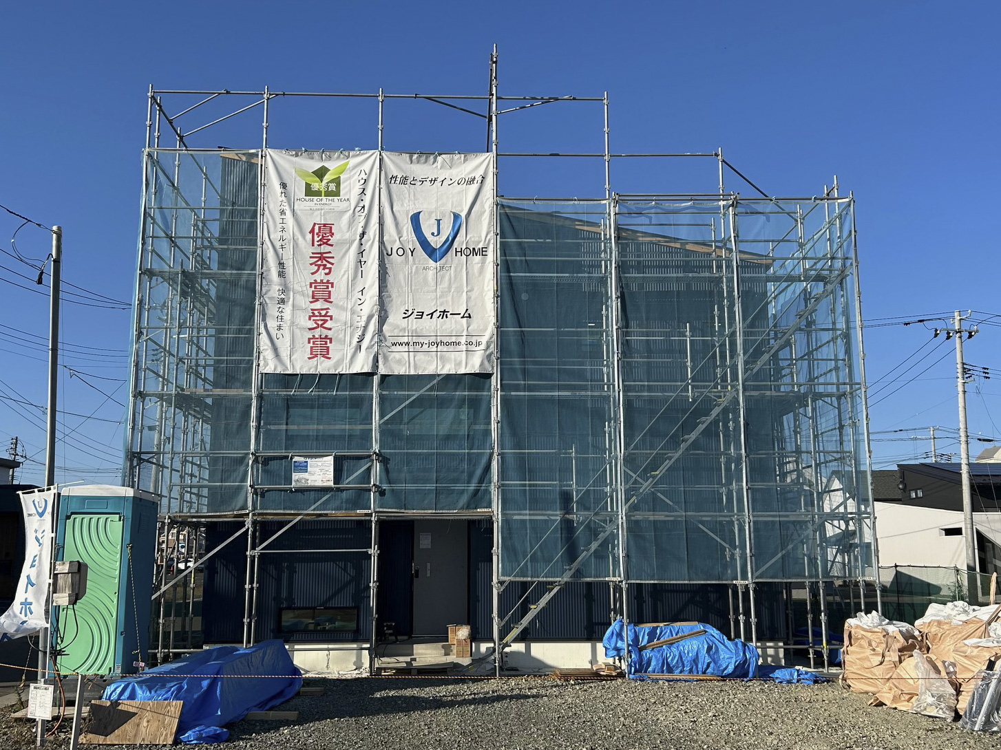 スタイリッシュなガルバリウム鋼板の外壁が特徴的。ジョイホームの矢巾町での施工事例。